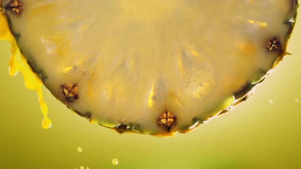 Slow Motion Macro Shot Flowing Pineapple Juice Pineapple Slice Inglés — Vídeo de stock