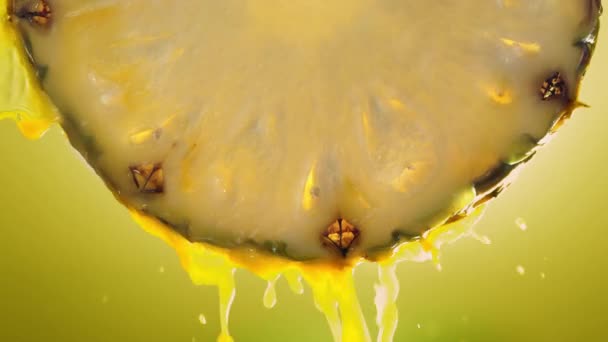 Slow Motion Makro Skott Flytande Ananasjuice Från Ananasskiva Högkvalitativ Film — Stockvideo