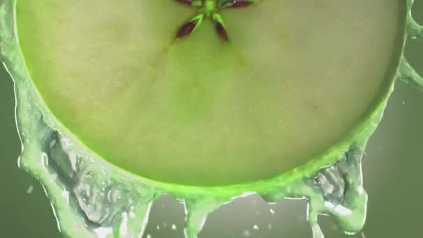 Slow Motion Macro Shot Flowing Apple Juice Apple Slice Imágenes — Vídeo de stock