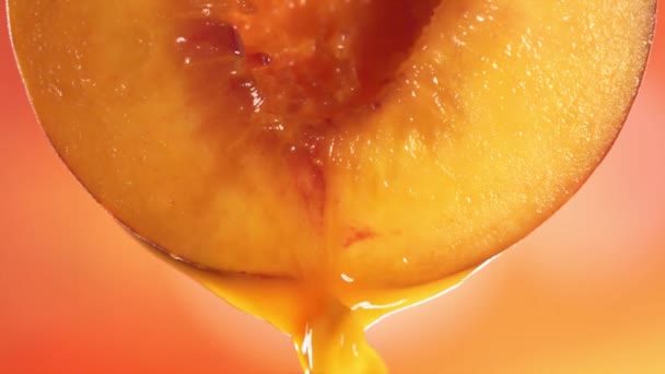 从半个桃子中流出桃汁的慢动作宏观镜头 高质量高清录像 — 图库视频影像