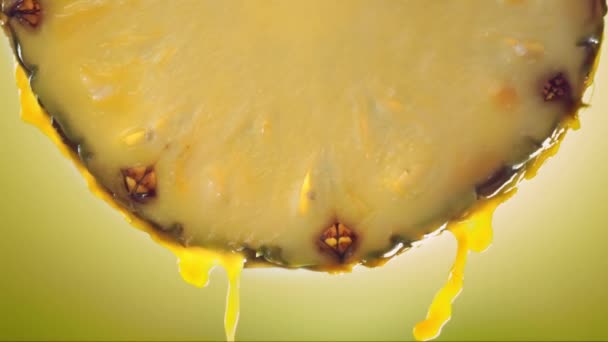 Slow Motion Makro Skott Flytande Ananasjuice Från Ananasskiva Högkvalitativ Film — Stockvideo
