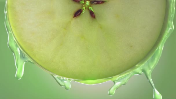 Slow Motion Macro Shot Van Stromend Appelsap Van Apple Slice — Stockvideo