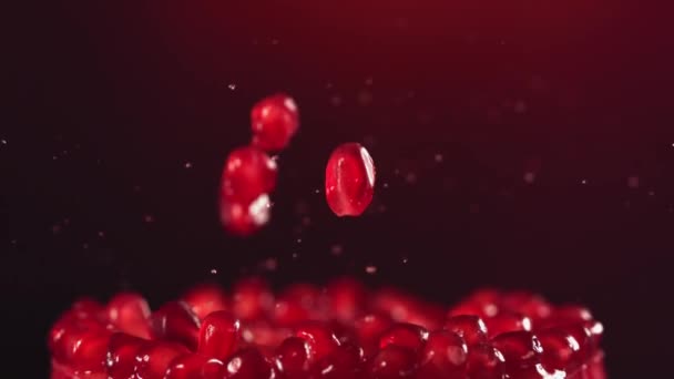 Superclose Sappige Rijpe Granaatappelkorrels Vallen Langzaam Naar Beneden Hoge Kwaliteit — Stockvideo