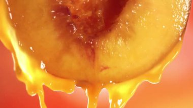 Half Peach 'ten Slow Motion Macro Shot of Flowing Peach Juice. Yüksek kaliteli HD görüntüler