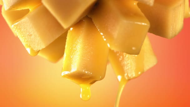 Slow Motion Macro Shot Flowing Mango Juice Half Mango Inglés — Vídeo de stock