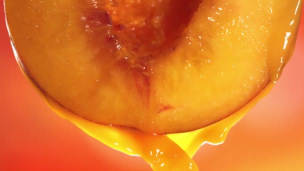 Lassú Motion Macro Shot Flowing Peach Juice Half Peach Ből — Stock videók