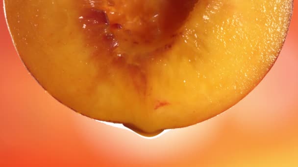 Slow Motion Macro Shot Flowing Peach Juice Half Peach Imagini — Videoclip de stoc