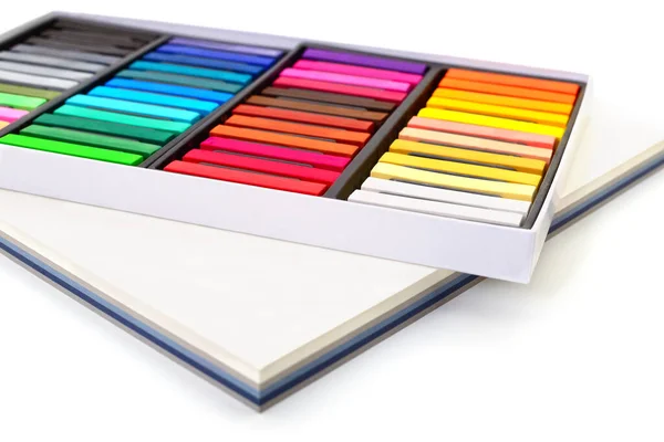 Buntstifte Weicher Pastelle Schachtel Isoliert Auf Weißem Hintergrund — Stockfoto