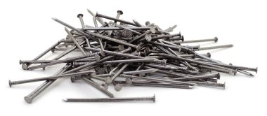 Beyaz arkaplanda metal çivi yığını.