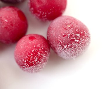 Grup beyaz zemin üzerine donmuş kiraz.