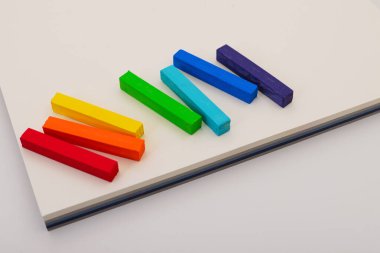 Gri kağıttaki yumuşak pastel boya kalemlerinin arka planı.