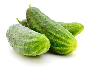 Beyaz arka plan üzerinde izole yeşil salatalık.