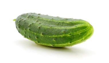 Beyaz arka plan üzerinde izole yeşil salatalık.