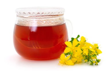 St. John otları ve bitki özleri beyaz arka planda izole edilmiş..