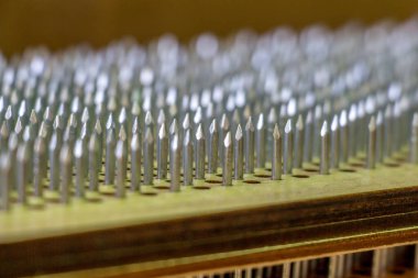 Yoga ve ruhani uygulamalar için çivili tahtalar, meditasyon konsepti, çivilerin üzerinde durmak, terapi.