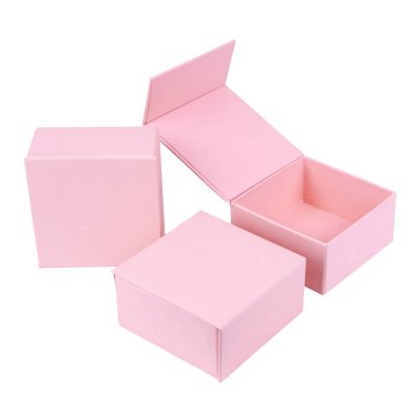 Beyaz arka planda üç kare, pembe hediye kutusu.