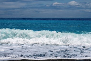 denizin üzerinde mavi gökyüzü
