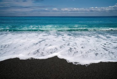 denizin üzerinde mavi gökyüzü