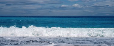 denizin üzerinde mavi gökyüzü