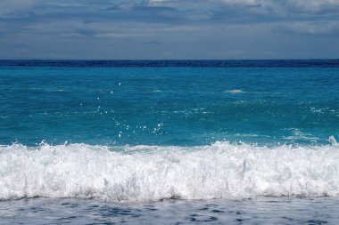 denizin üzerinde mavi gökyüzü