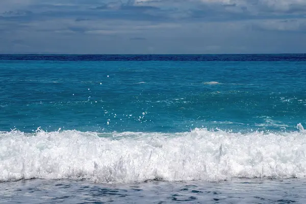 denizin üzerinde mavi gökyüzü