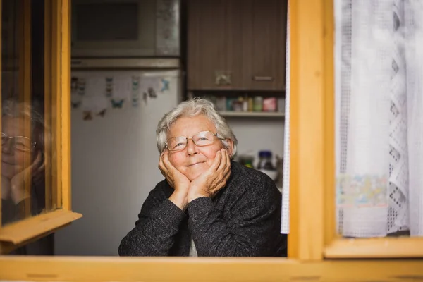 Портрет Прекрасной Пожилой Женщины Смотрящей Окно Беззаботной Старости — стоковое фото