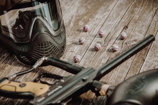 Närbild Utrustning För Action Paintball Spel Skyddsmask Pistol Och Kulor — Stockfoto