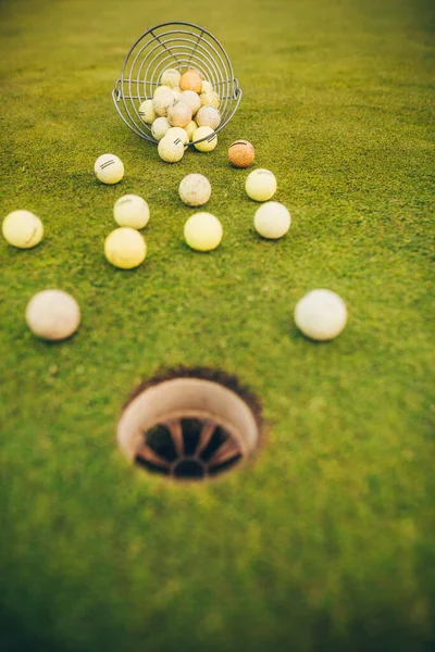 Golf Sopası Topları Çimlerin Yanındaki Deliğe Yakın Spor Konsepti — Stok fotoğraf