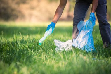 Plastik şişe toplayan adam, orman temizleme gezegenindeki çöpleri toplayan adam, çöplerin toplanmasına yardım eden adam, ormanda çöp toplayan adam.