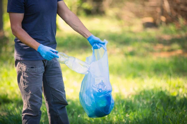 Homme Ramassant Bouteille Plastique Collecte Des Ordures Dans Planète Nettoyage — Photo
