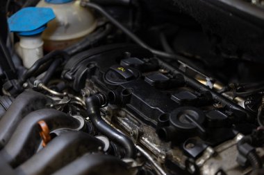 Kirli dizel motoru bir araç veya arabada kapat, ulaşım konsepti