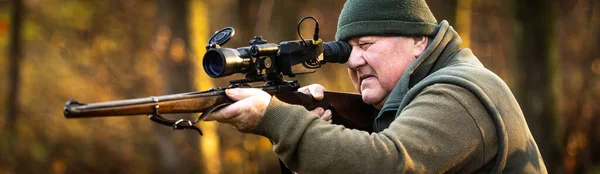 Hunter Ranger Professional Nightvision Hunting Gun Aiming Wild Animal Hunting Лицензионные Стоковые Фото