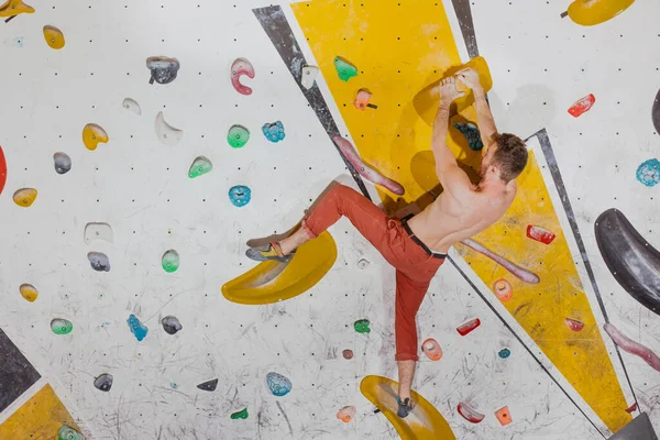 Jovem Alpinista Escalando Uma Parede Pedra Interior Visão Traseira Conceito — Fotografia de Stock