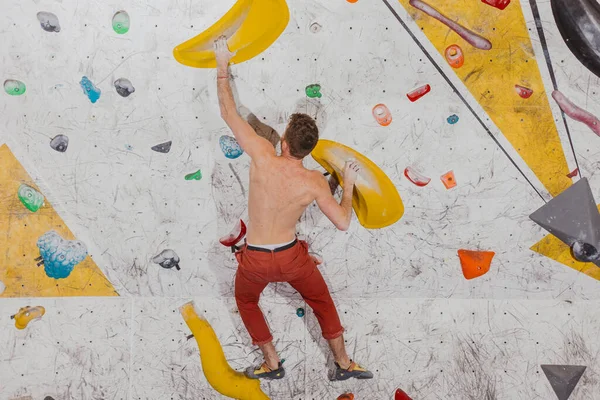 岩壁の屋内 リアビュー 極端なスポーツやボルダリングの概念に若い登山 — ストック写真