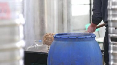 Bira fabrikasında bira demledikten sonra paslanmaz çelik bira tankı temizleme işlemi, bira demleme konsepti