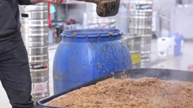 Bira fabrikasında bira demledikten sonra paslanmaz çelik bira tankı temizleme işlemi, bira demleme konsepti