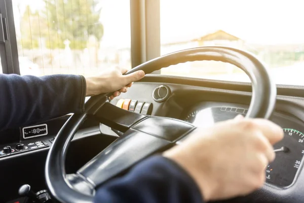 乘坐现代公共汽车时司机的手按车次 司机驾驶方向盘和驾驶客车的详细情况 交通概念 图库照片