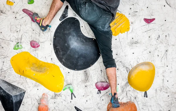 Young Man Climbing Indoor Climbing Wall Chalked Hands — Stock Photo, Image