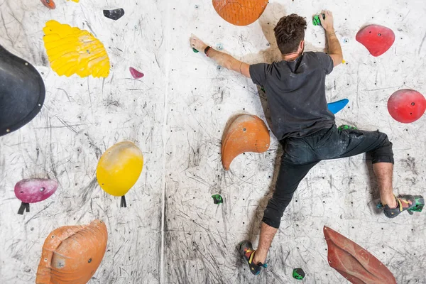 Young Man Climbing Indoor Climbing Boulder Wall Chalked Hands — Stock Photo, Image