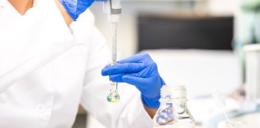 Laboratuvar vitriniyle test tüpü tutan genç bilim kadını bilim laboratuarı araştırma ve geliştirme konsepti, laboratuvar araştırmaları.