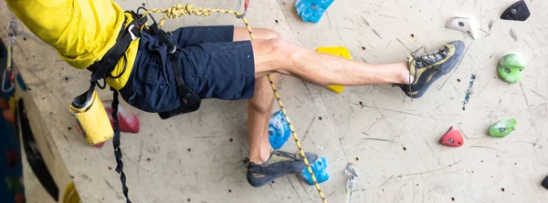 Вид Ноги Молодого Человека Альпиниста Обуви Скалолазания Искусственной Внутренней Стене — стоковое фото