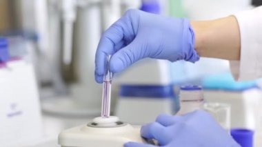 Genç bilim adamı ya da tıbbi teknisyen cam şişede yeni eczane ilaçları geliştiriyor. Klinik bir laboratuvarda, ilaç araştırmaları ve araştırma konseptinde.