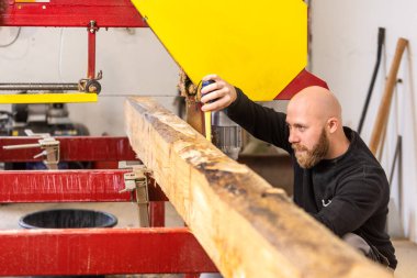 Profesyonel marangoz küçük parçalara büyük odun kesiyor, doğrama konsepti