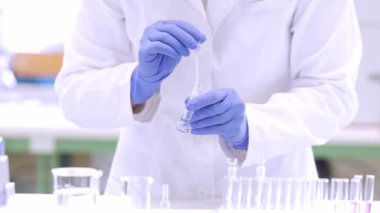 Laboratuvar vitrinli test tüpü tutan genç bilim kadını bilim laboratuarı araştırma ve geliştirme konsepti, laboratuvar araştırmaları.