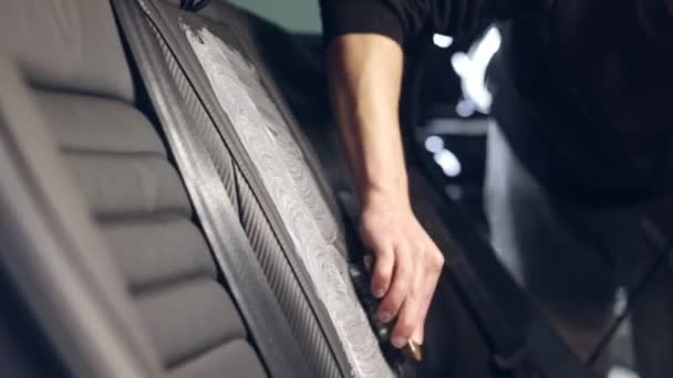 Araba Temizleme Konsepti Genç Adam Araba Koltuklarını Paçavra Fırçayla Temizleme — Stok video