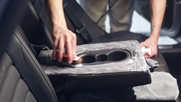 Bil Detaljer Koncept Ung Mand Rengøring Køretøj Sæder Med Klud – Stock-video