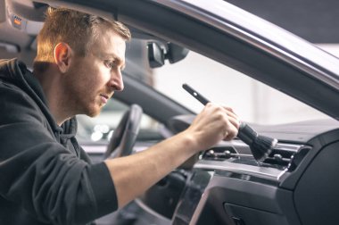 Stüdyoda araba temizleme, el fırçası temizleme, toz, araç bakımı konsepti