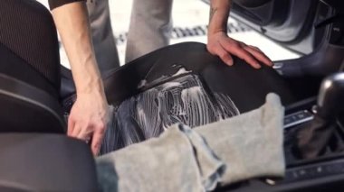 Araba temizliği, iç mekan temizleme, deri koltuklar fırça, temizlik, araba bakımı.