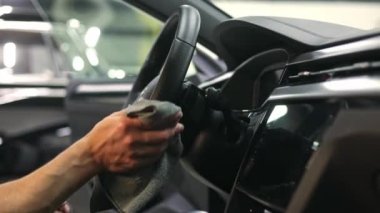 Araba temizleme, iç mekan temizleme, deri direksiyon, fırça, temizlik, araba bakımı.