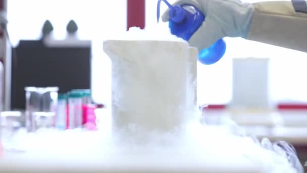 Labortechniker Bei Der Laborforschung Mit Flüssigem Stickstoff Laborversuch Chemiekonzept — Stockvideo